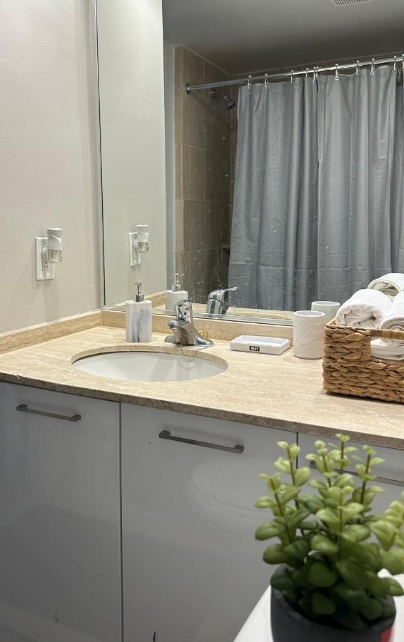 Hello,Crescent Apartment Montreal Bagian luar foto